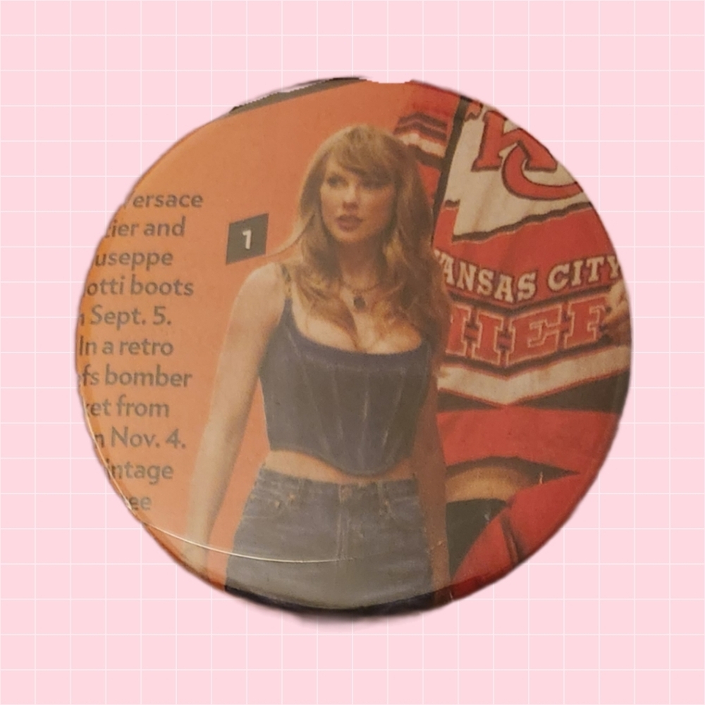 Taylor Swift Outfit 2" Pin